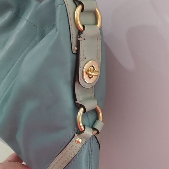 Coach Carly hobo bag in light blue leather with gold metal details - Picture 2 of 16